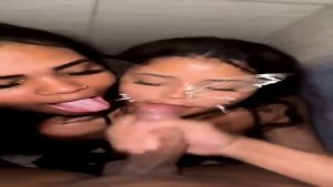 Dando leite quente pras gatinhas