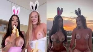 Jaiane Lima e Caroline Rieger nuas lambendo banana