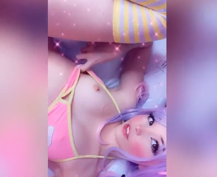 Belle Delphine socando brinquedinho na bucetinha